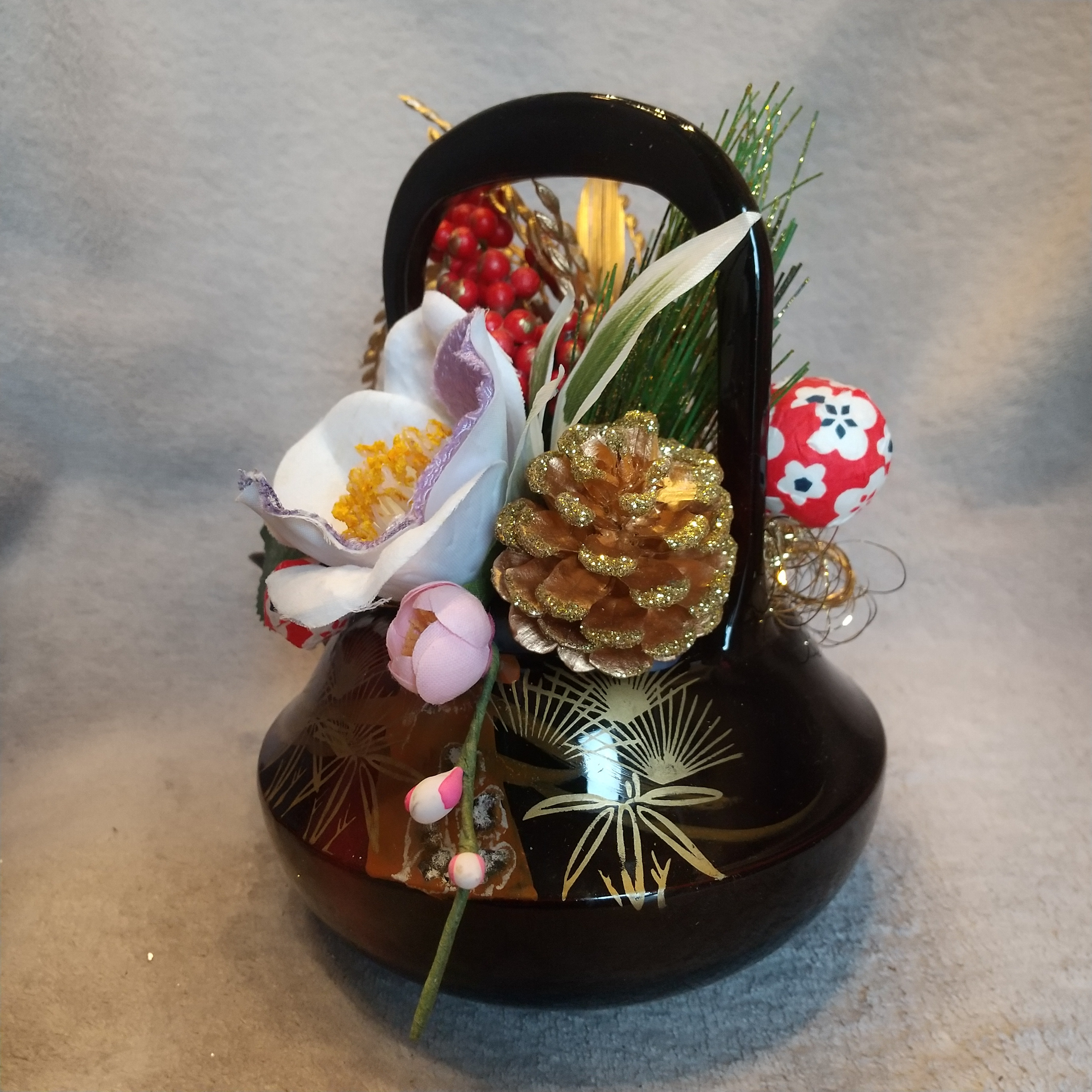 【お正月】ちりめん白椿,キラキラ松笠、南天の実をおとその急須に迎春アレンジしてみました