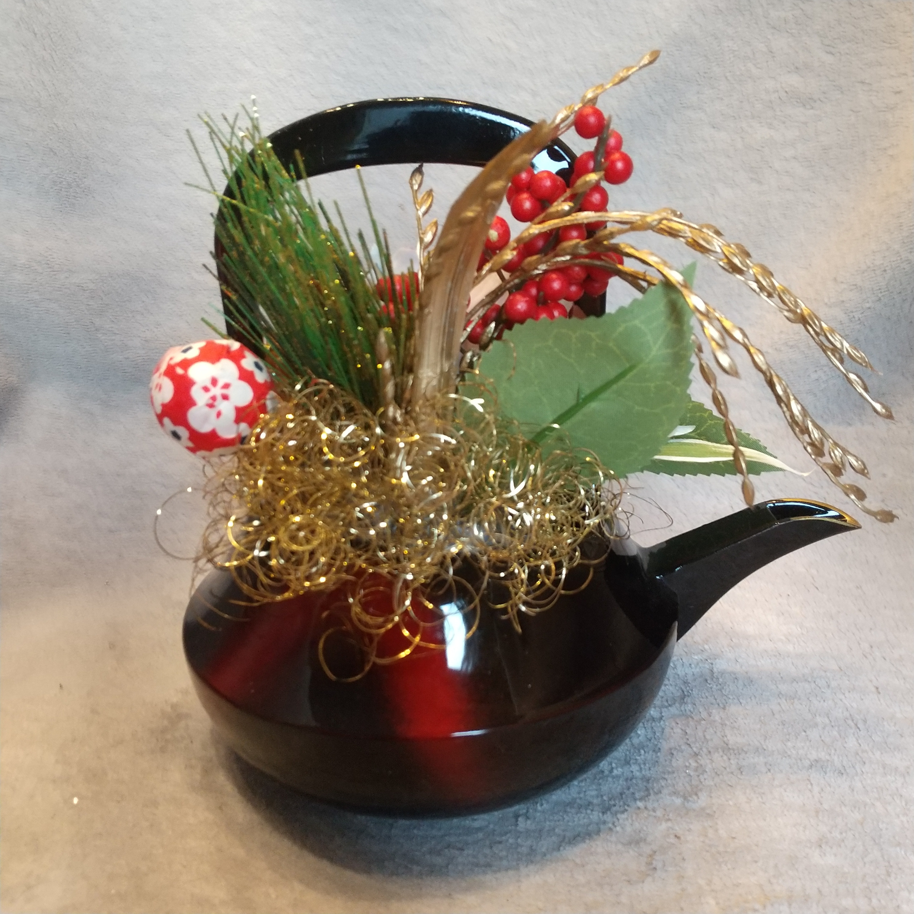 【お正月】ちりめん白椿,キラキラ松笠、南天の実をおとその急須に迎春アレンジしてみました