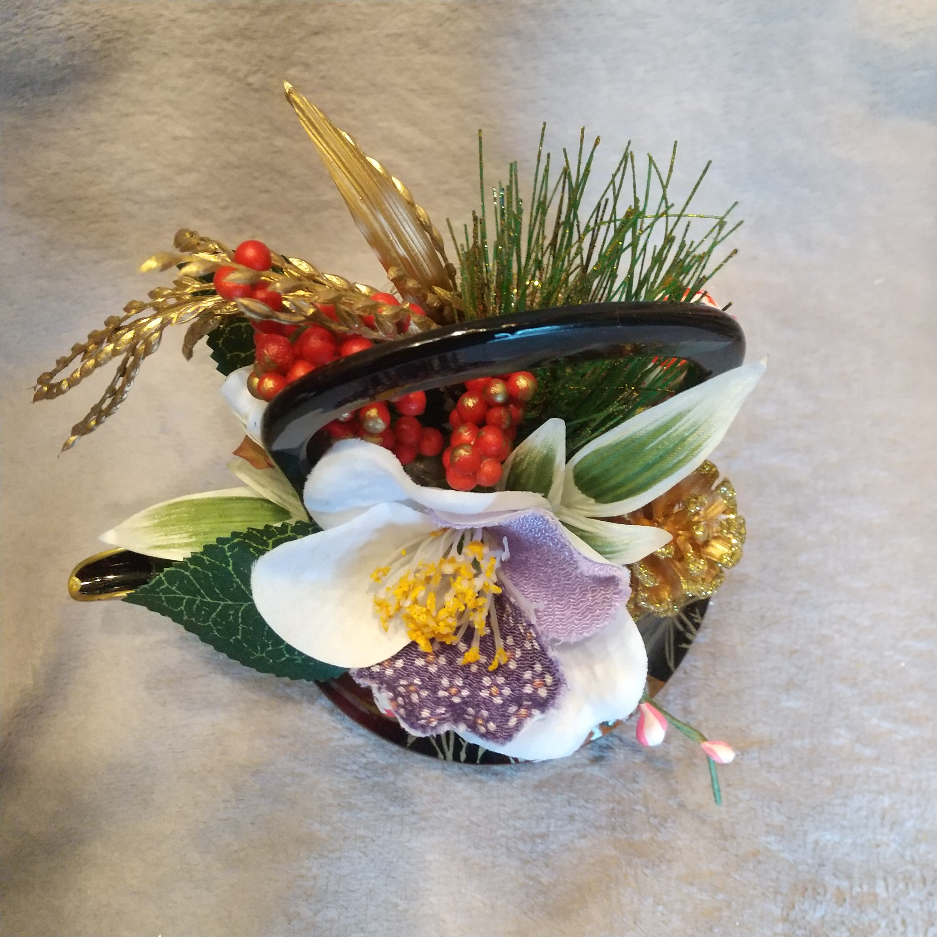 【お正月】ちりめん白椿,キラキラ松笠、南天の実をおとその急須に迎春アレンジしてみました