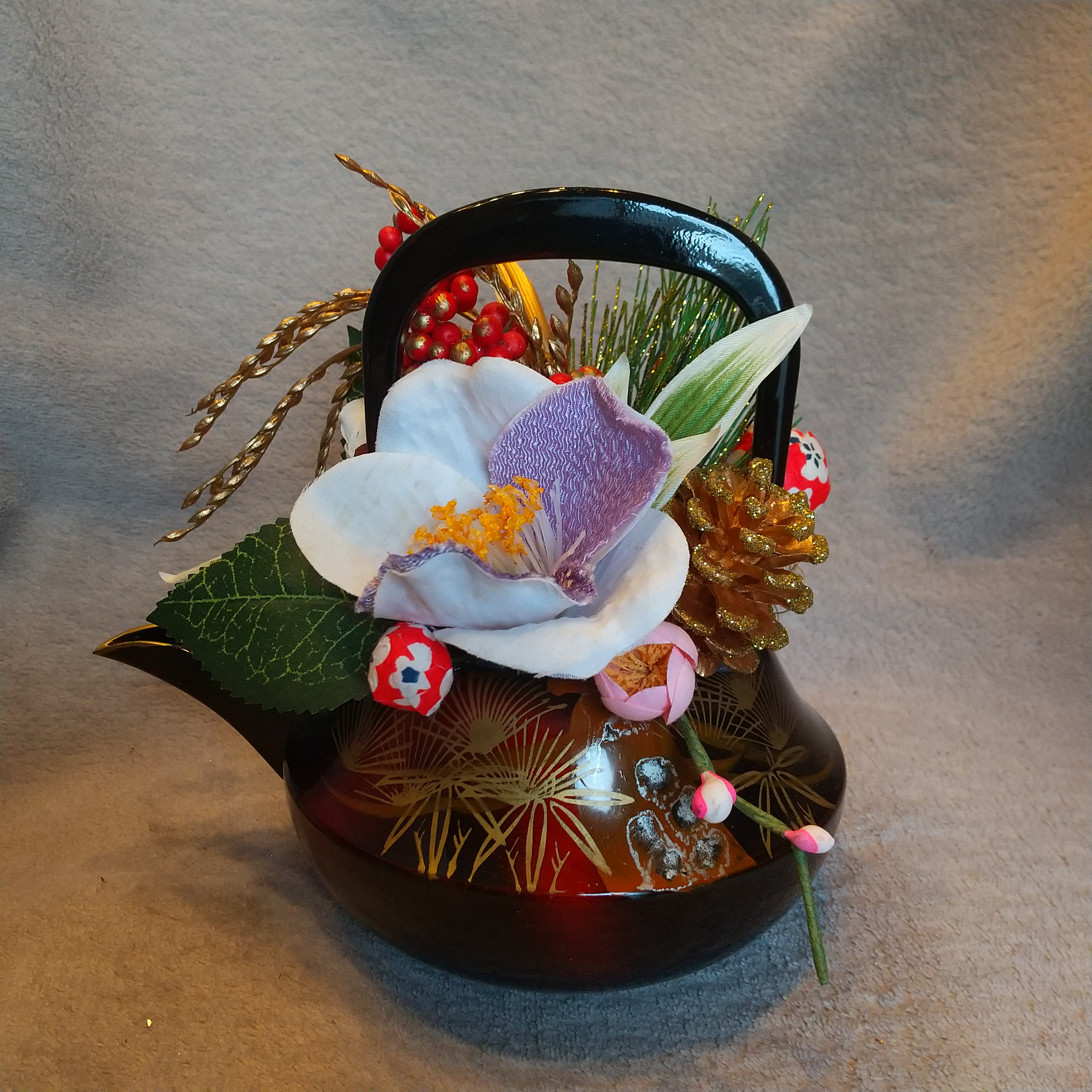 【お正月】ちりめん白椿,キラキラ松笠、南天の実をおとその急須に迎春アレンジしてみました