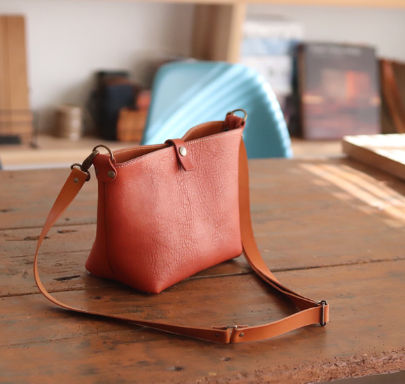 レザーショルダーバッグ レンガブラウン ショルダーバッグ HOLA