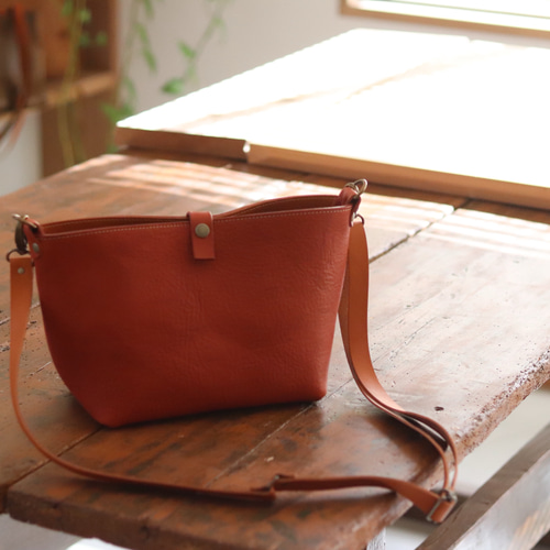 レザーショルダーバッグ レンガブラウン ショルダーバッグ HOLA 通販