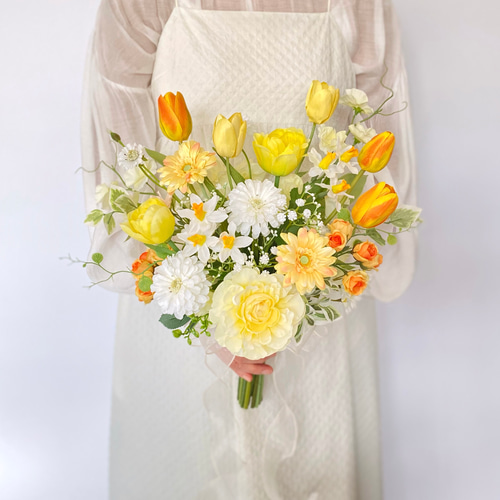 受注再販】ガーベラデイジーと チューリップ の花畑 クラッチブーケ