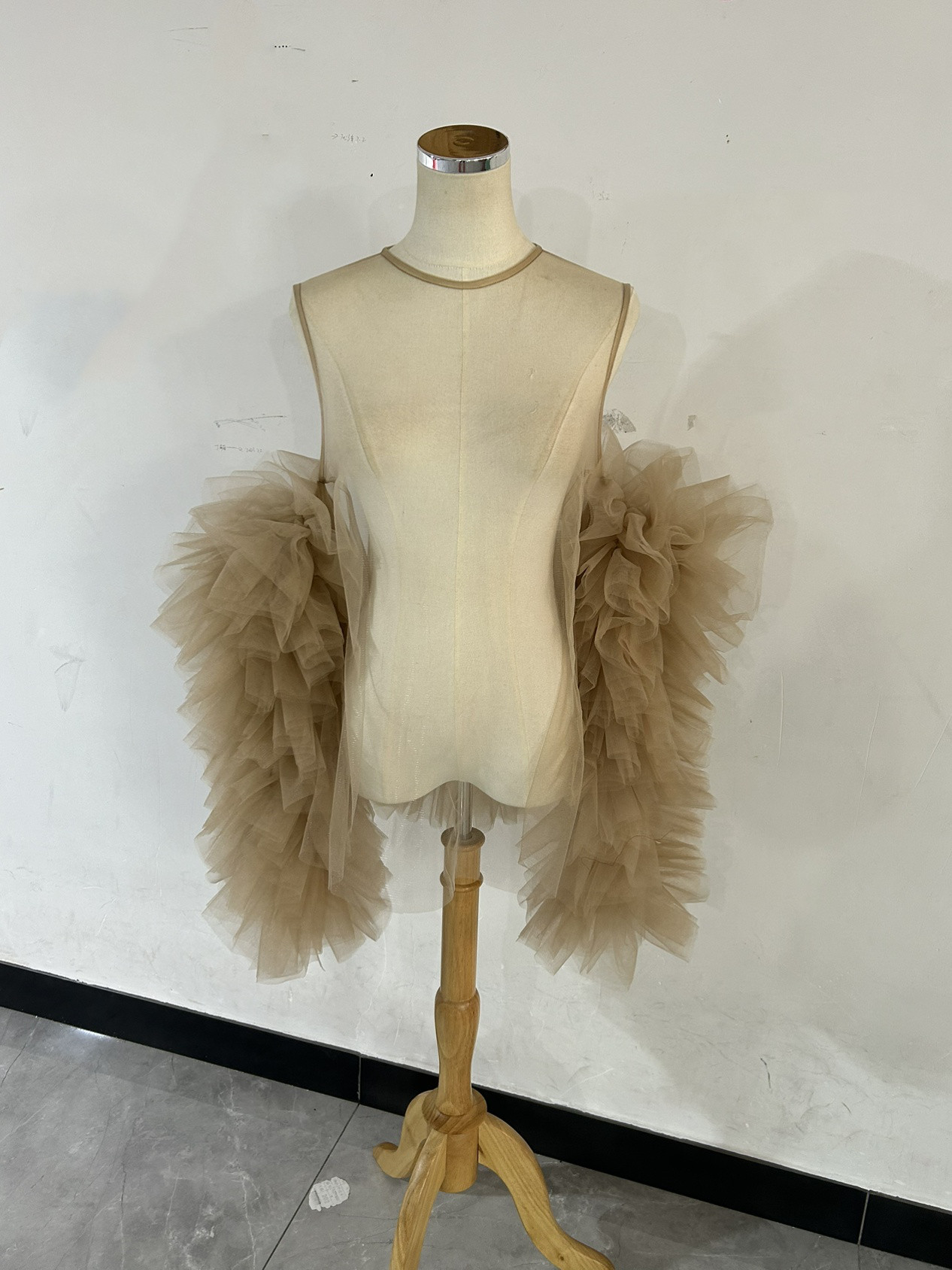 高品質！フェミニンなフレームレースの袖トップス 　 ソフトチュールポンチョ　ボレロ