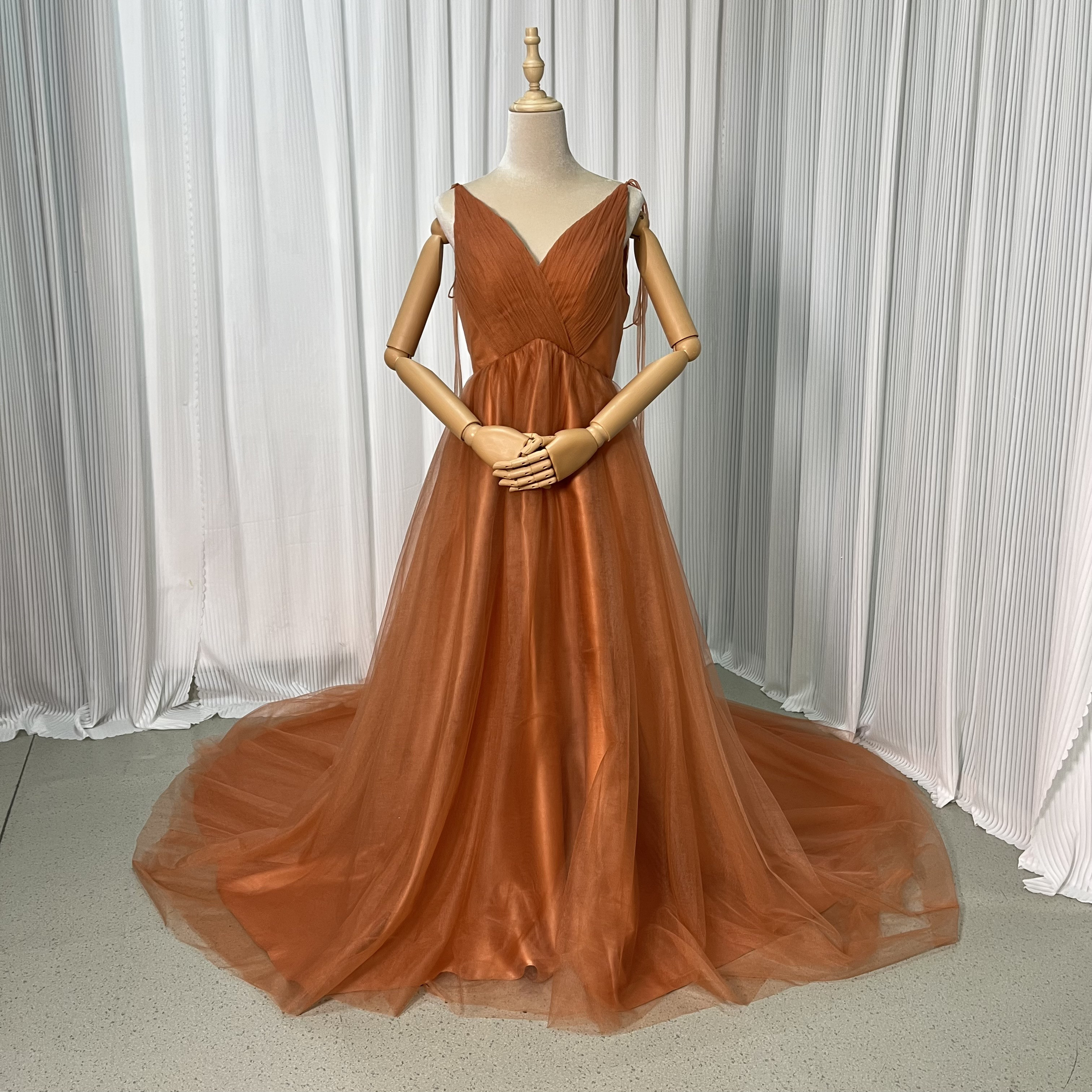 送料無料！カラードレス テラコッタ色 ソフトチュール キャミソール Vネック 披露宴/結婚式 前撮り 抜群のおしゃれ見