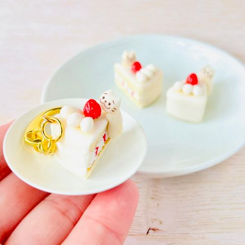 ネコちゃんがいちごショートケーキの上でうっとり幸せフェイクスイーツ