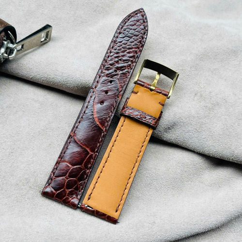 ワインカラーのダチョウ革ベルト、あらゆる種類の腕時計に対応 腕時計