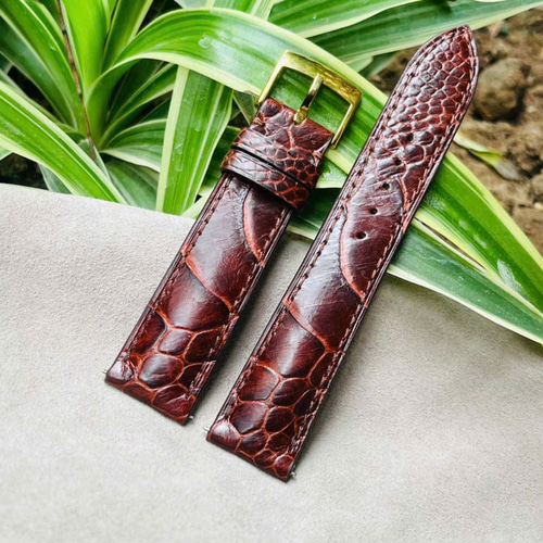 ワインカラーのダチョウ革ベルト、あらゆる種類の腕時計に対応 腕時計