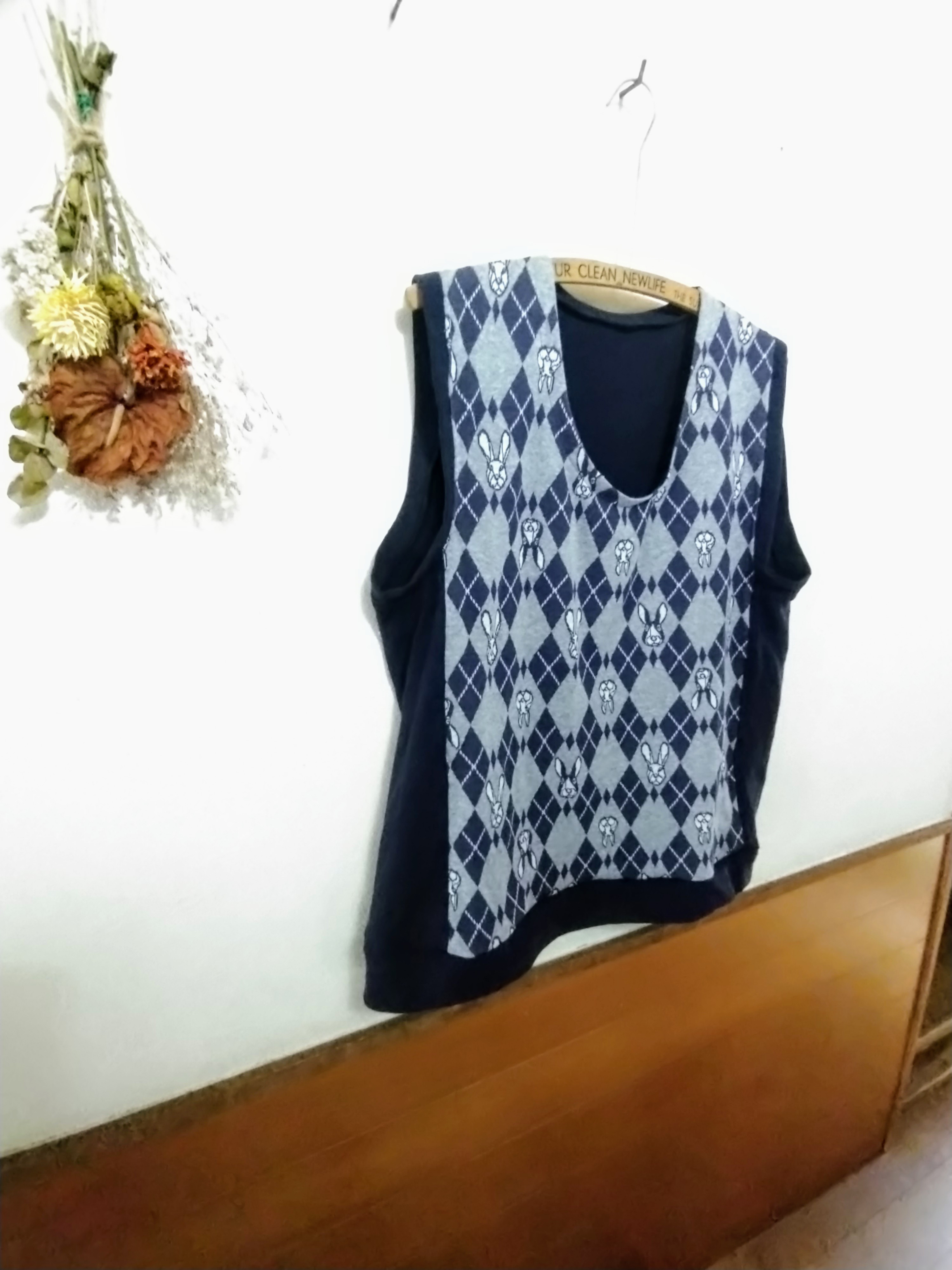 白うさぎと黒うさぎのウールニットベスト　ネイビー