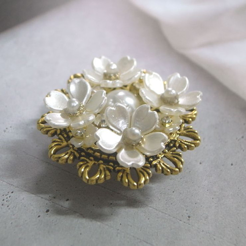 アンティーク　帯留め 全8色⟫ 桜の帯留め （ つまみ細工＊受注制作 ） | iichi 日々の暮らし