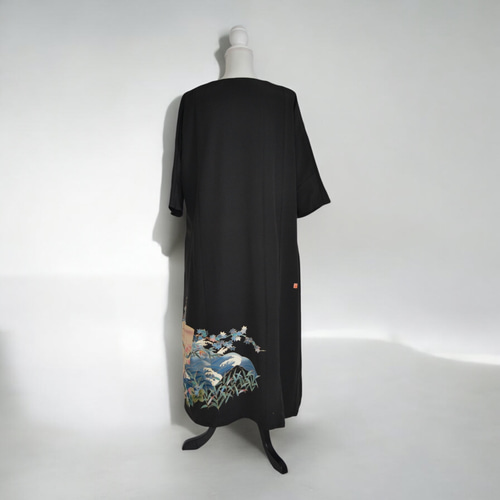 黒留袖リメイク 大きいサイズワンピース - 職人の印入り 扇と四季の花