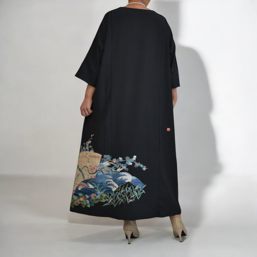 黒留袖リメイク 大きいサイズワンピース - 職人の印入り 扇と四季の花