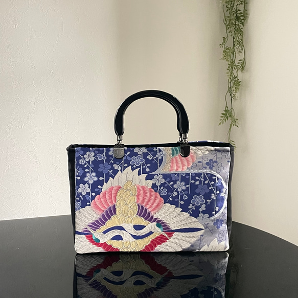 帯　リメイク　トートバッグ 紺色　華やかな花と鶴 帯リメイクバッグ 青地に向鶴 綿入りスクエアバッグ 持ち手黒 和装