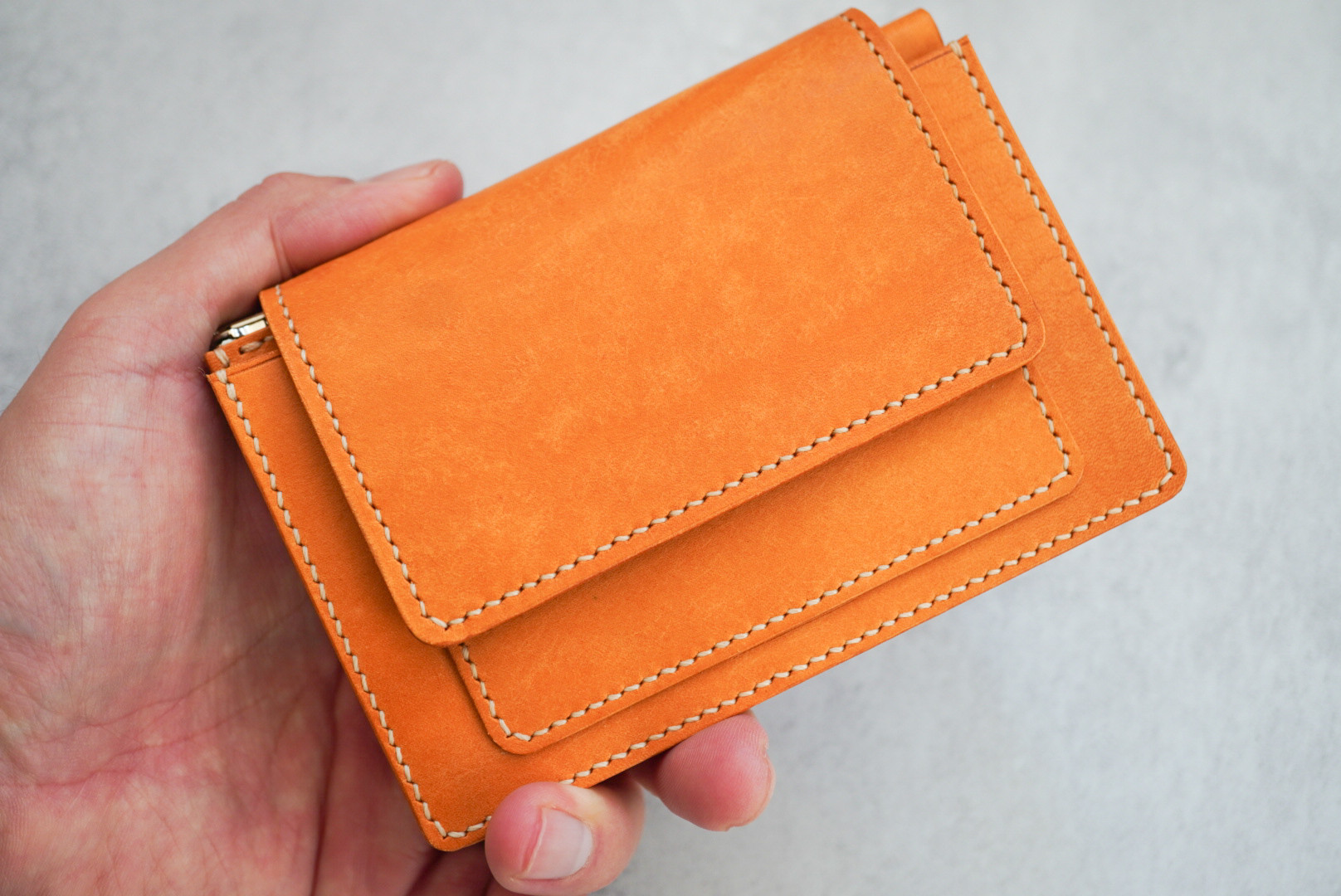 ワンタッチで開ける! 収納力抜群のミドルトラッカーウォレット Maya Orange