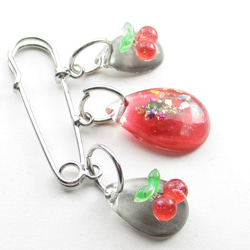 小粋な新年を迎えたクォーツは、ここぞとばかりに笑顔をふりまく♪<カブトピンブローチ>SB1110 4枚目の画像