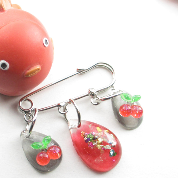 小粋な新年を迎えたクォーツは、ここぞとばかりに笑顔をふりまく♪<カブトピンブローチ>SB1110 1枚目の画像