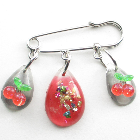 小粋な新年を迎えたクォーツは、ここぞとばかりに笑顔をふりまく♪<カブトピンブローチ>SB1110 2枚目の画像