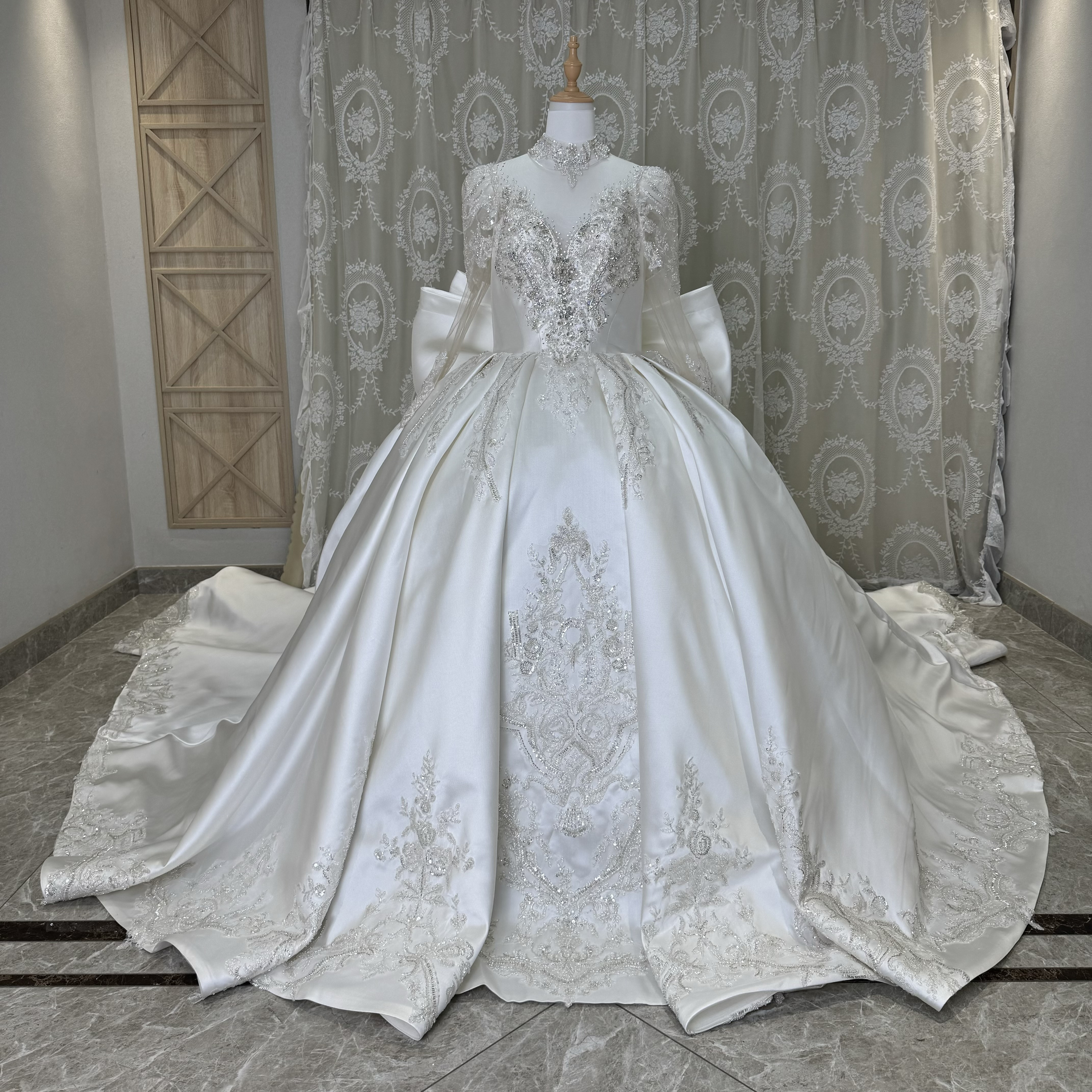 躊躇しないで！vネック　レーススカート　バックリボン　ネックレス長袖　冬婚秋婚2025春婚　華やかなトレーン　ボリューム