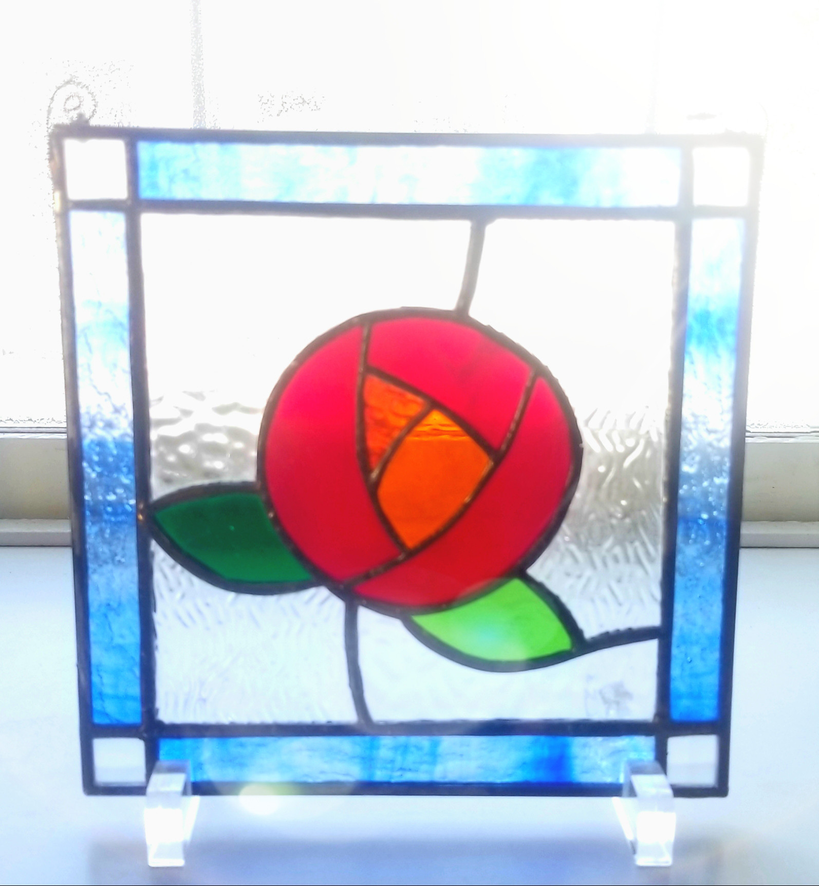 ステンドグラス　赤いバラモチーフのパネル(スタンド付)