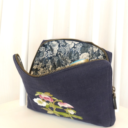 送料無料【手刺繍】ファスナーポーチ フランス刺繍 クリスマスローズ
