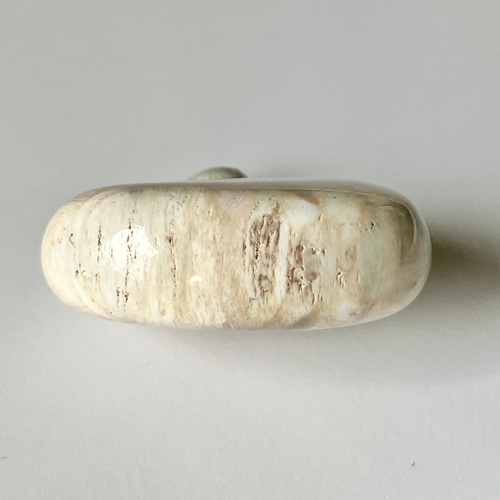 ホワイトペトリファイドウッド マダガスカル産 珪化木 磨き石 ② 台座