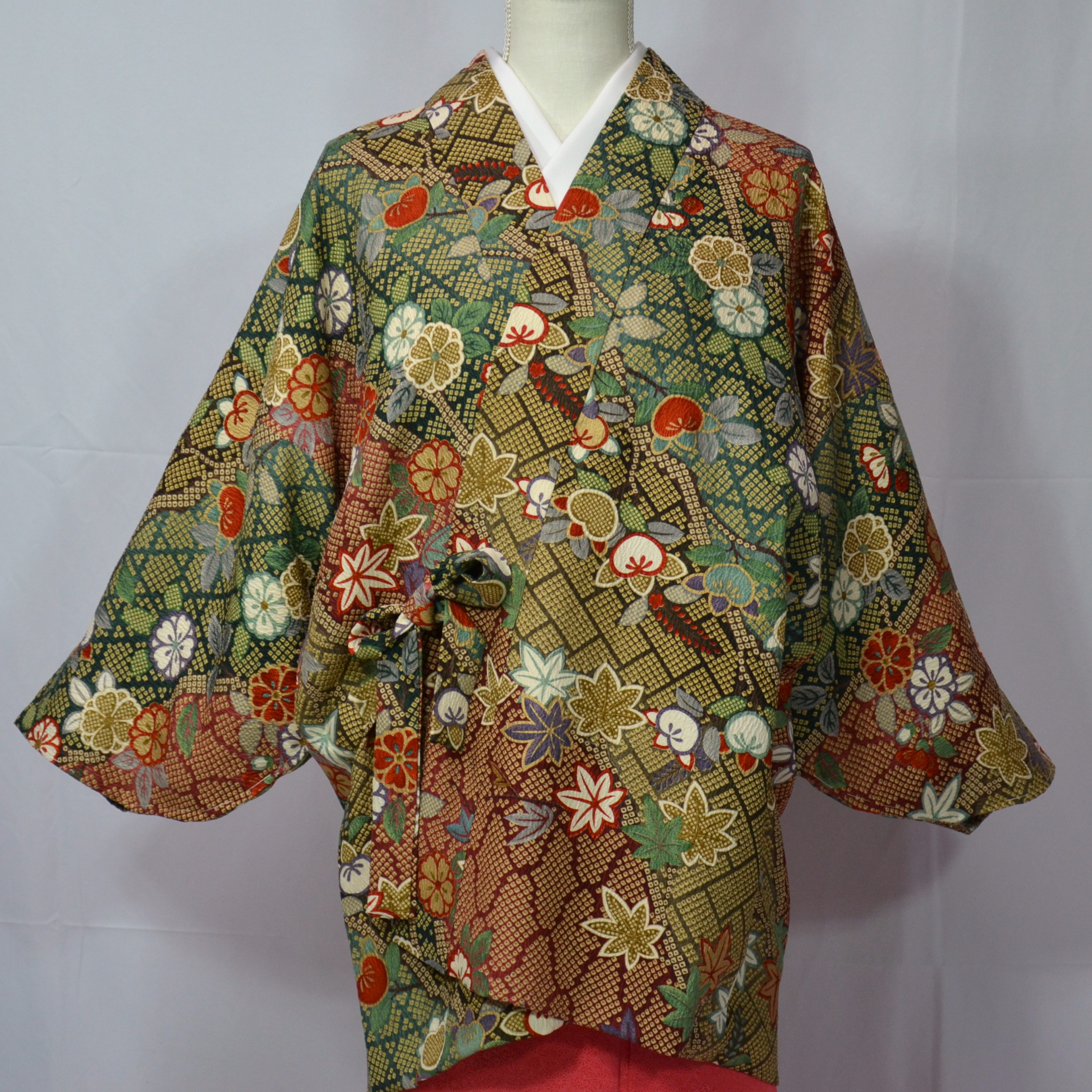 賑やかな橘や桜が疋田模様と遊ぶ深い彩りの和着