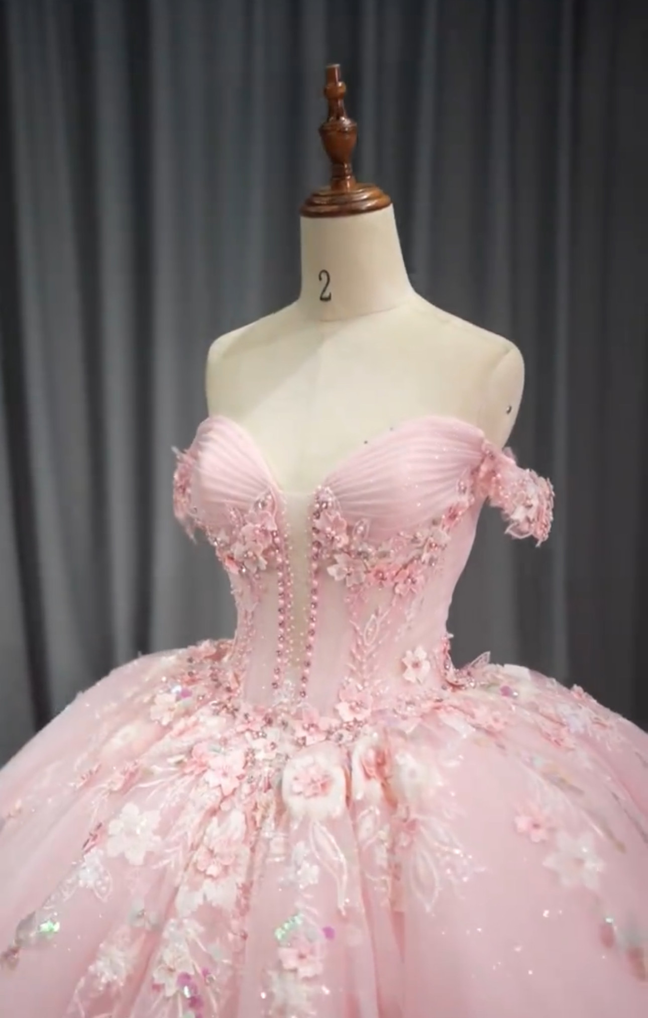 贅沢な花刺繍　可愛いピンクソフィア　チュール　高級感　目立つ　エレガント　ブライダル　カラードレス　袖あり　美しいドレス