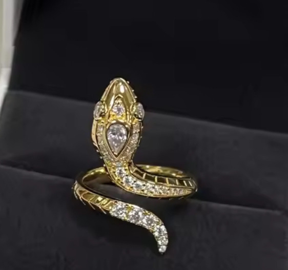 2025年　幸せをもたらす　ラッキーアイテム　ヘビ　蛇　 モアッサナイト　フルエタ ニティリング　　ゴールド