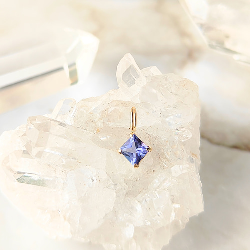 K18】限定2！スクエアカット・タンザナイトのペンダントトップ