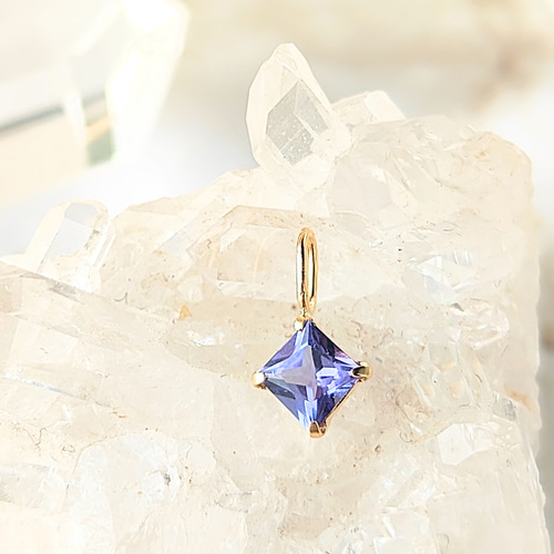 K18】限定2！スクエアカット・タンザナイトのペンダントトップ