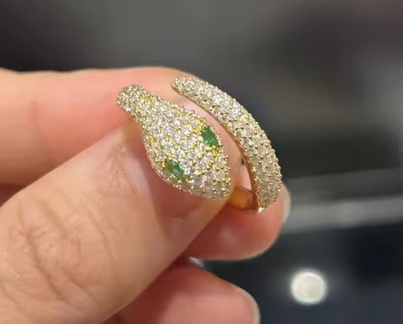 2025年 幸せをもたらす ラッキーアイテム ヘビ 蛇 モアッサナイト 