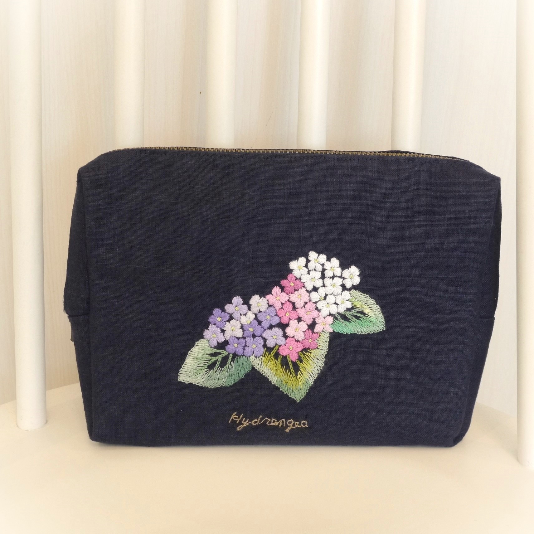 送料無料【手刺繍】ファスナーポーチ　フランス刺繍　あじさい　麻