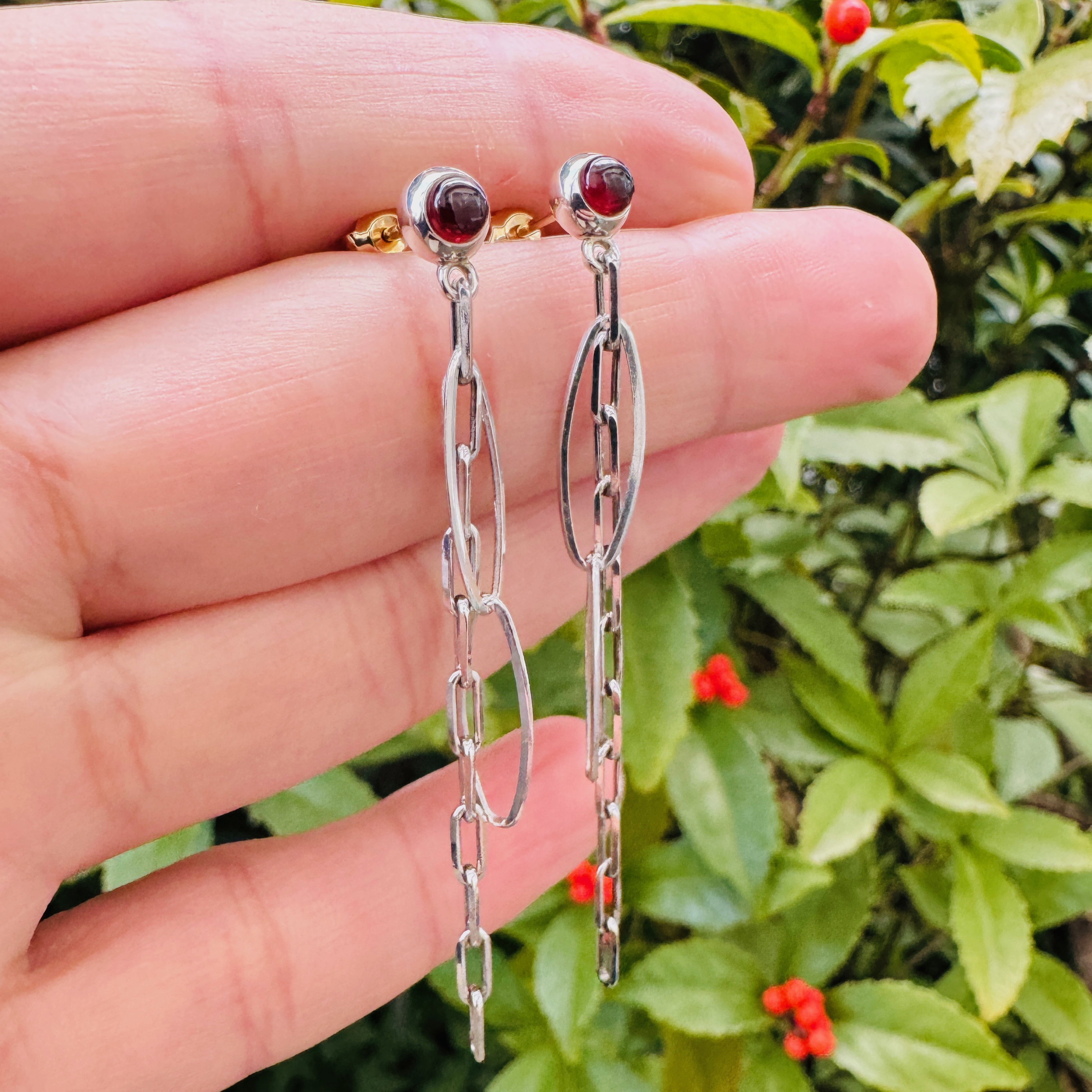 【ガーネットの銀製ピアス 】 シルバー＋K18金具 スタッド 揺れるチェーン ブラ下がり 誕生石 誕生日 お守り 日本製