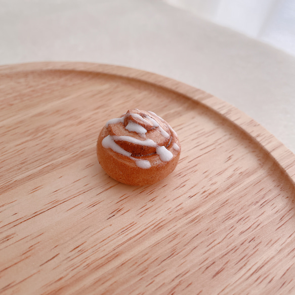 シナモン香るシナモンロール　本物のパンで作ったミニチュアパン 3枚目の画像