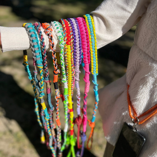 オーダーページ✢パラコード　編み込みストラップ　スマホショルダー　ハンドメイド❦ オーダーページ✢パラコード 編み込みストラップ スマホ