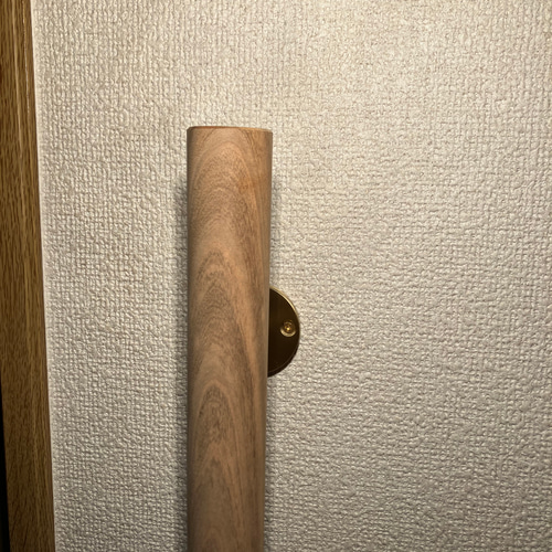 山桜の木 丸い手摺り 無垢材 真鍮金具付き 長さ60cm 〜100cm