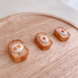 目玉焼き　本物のパンで作ったミニチュアパン 1枚目の画像