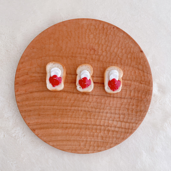いちごジャムトースト　本物のパンで作ったミニチュアパン 1枚目の画像