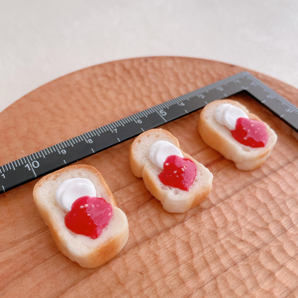 いちごジャムトースト　本物のパンで作ったミニチュアパン 2枚目の画像