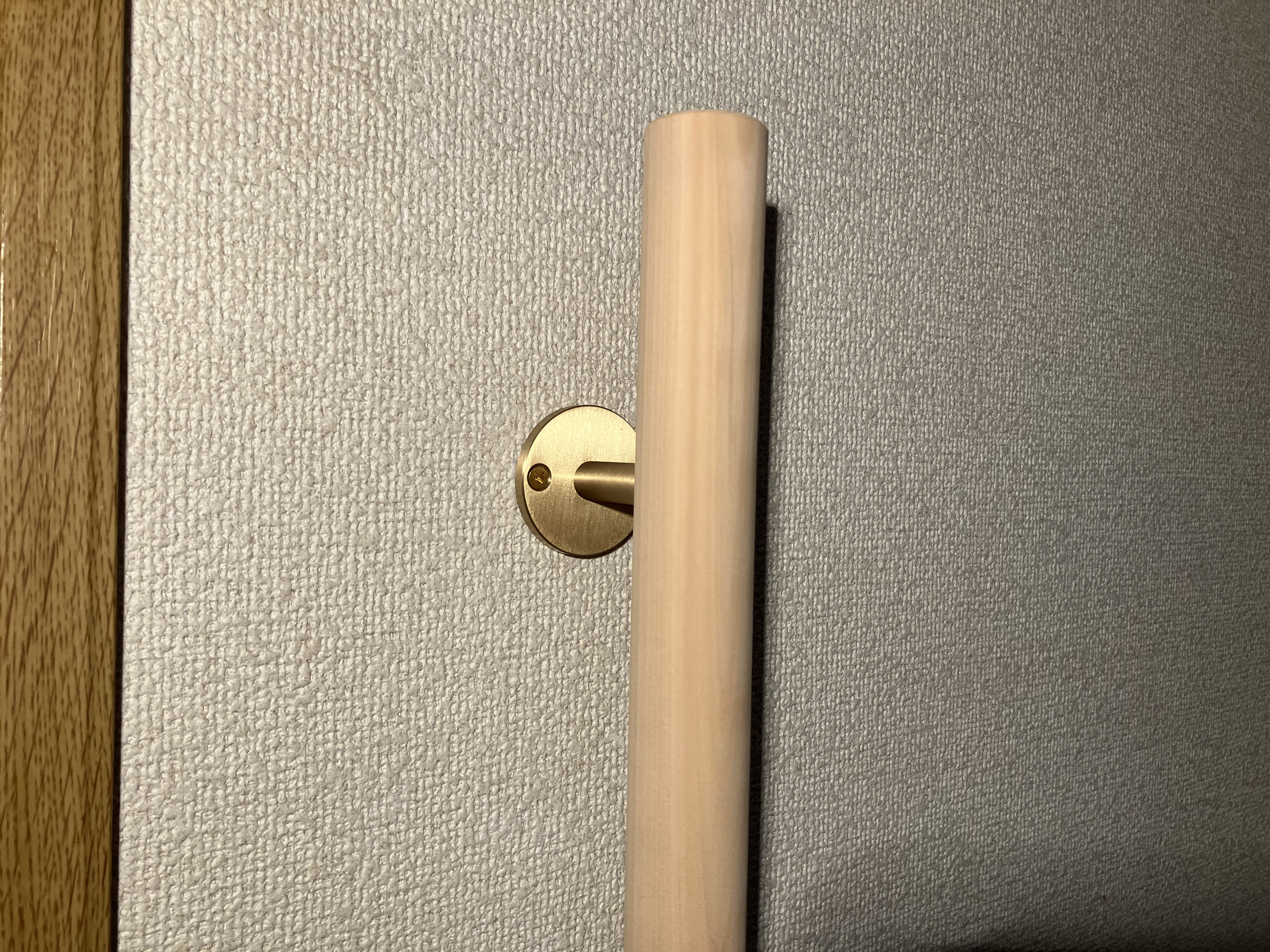 ヒノキ　丸い手摺り　無垢材　真鍮金具付き　　長さ60cm〜100cm