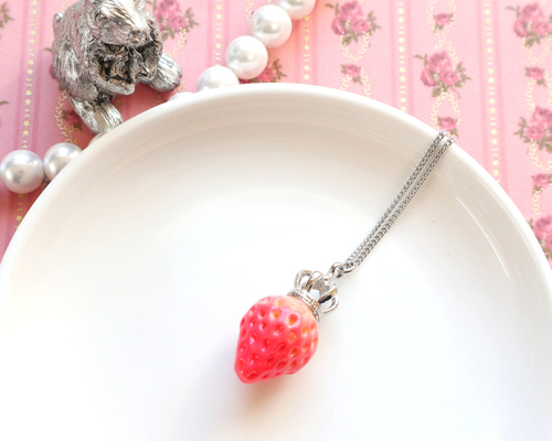 王冠苺のネックレス＊シルバーカラー ネックレス・ペンダント noaya