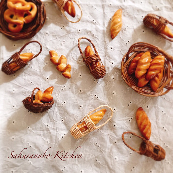 バゲット入りカゴ　ネックレス・チャーム　本物のパンで作ったミニチュアパン 5枚目の画像