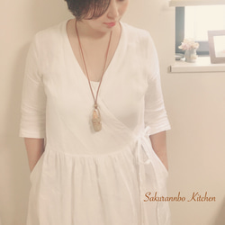 バゲット入りカゴ　ネックレス・チャーム　本物のパンで作ったミニチュアパン 2枚目の画像