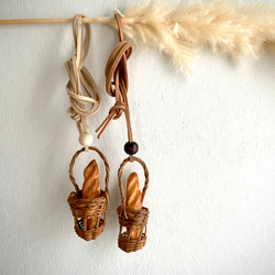 バゲット入りカゴ　ネックレス・チャーム　本物のパンで作ったミニチュアパン 4枚目の画像