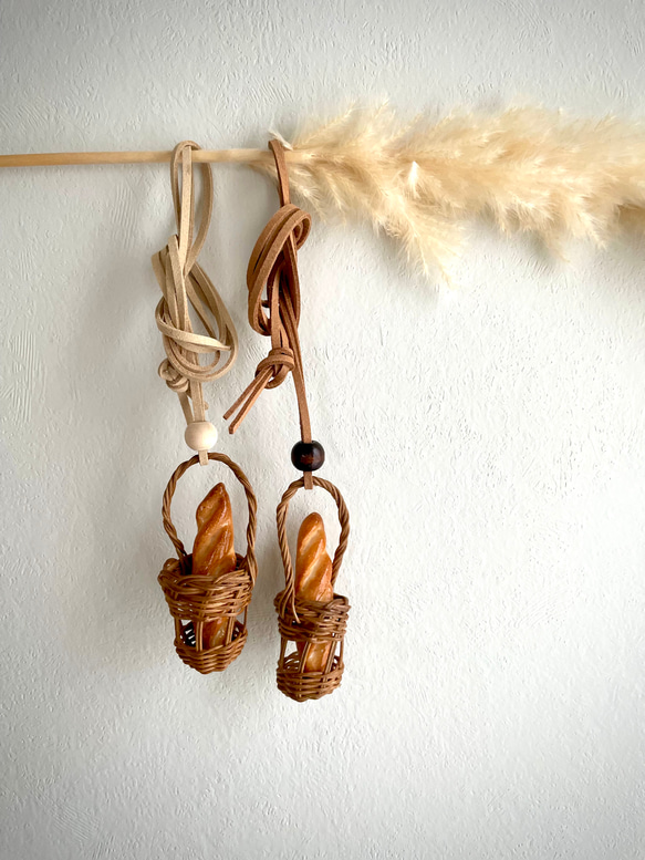 バゲット入りカゴ　ネックレス・チャーム　本物のパンで作ったミニチュアパン 4枚目の画像