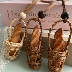 バゲット入りカゴ　ネックレス・チャーム　本物のパンで作ったミニチュアパン 3枚目の画像