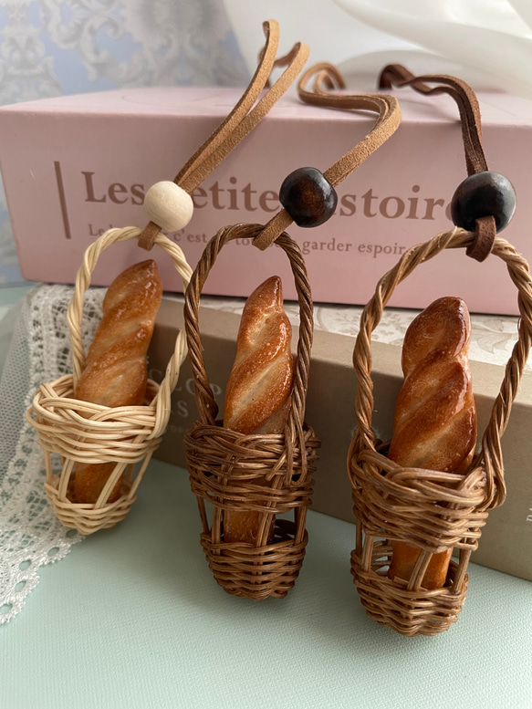 バゲット入りカゴ　ネックレス・チャーム　本物のパンで作ったミニチュアパン 3枚目の画像