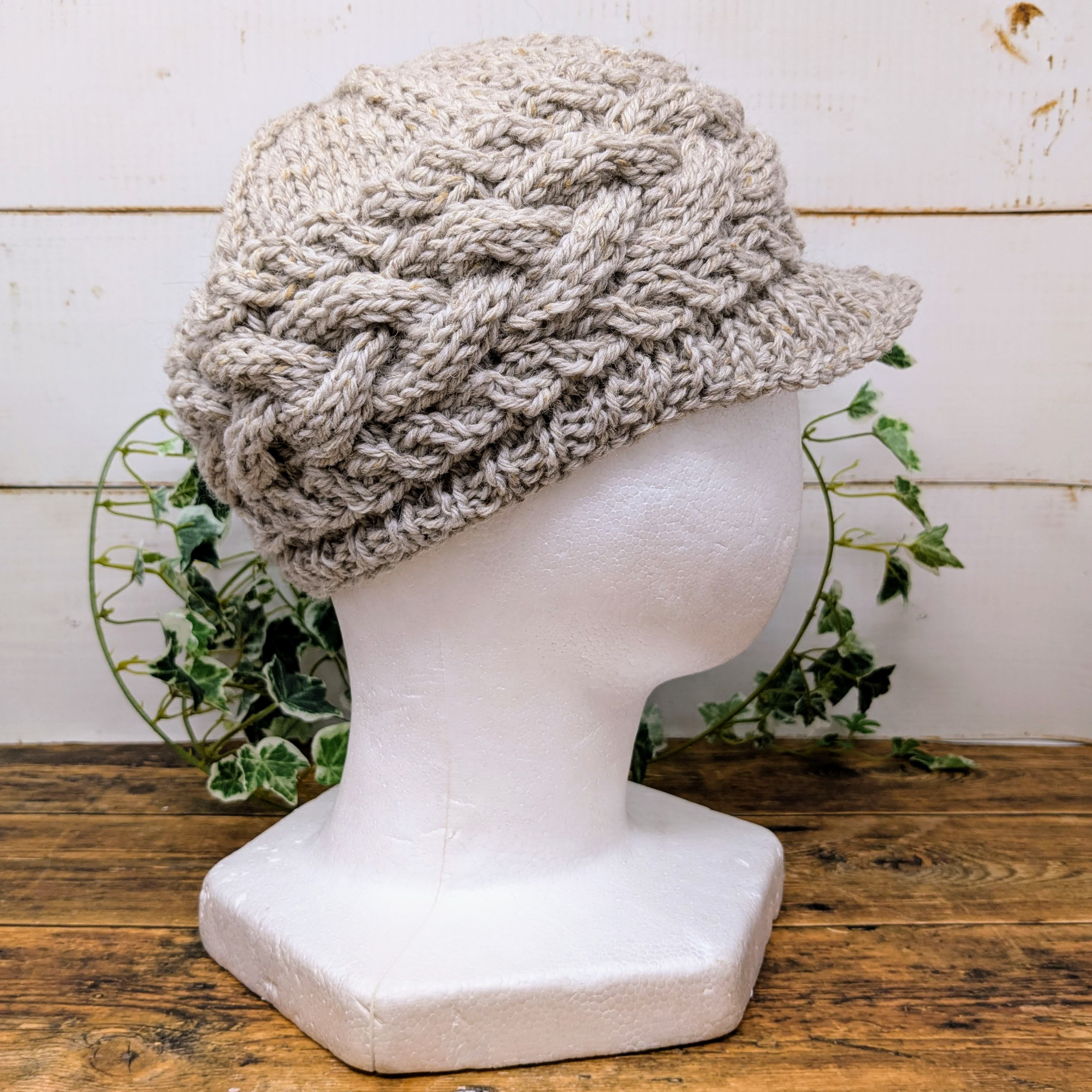 ざっくりケーブル模様のニットキャップ（サンドベージュ）