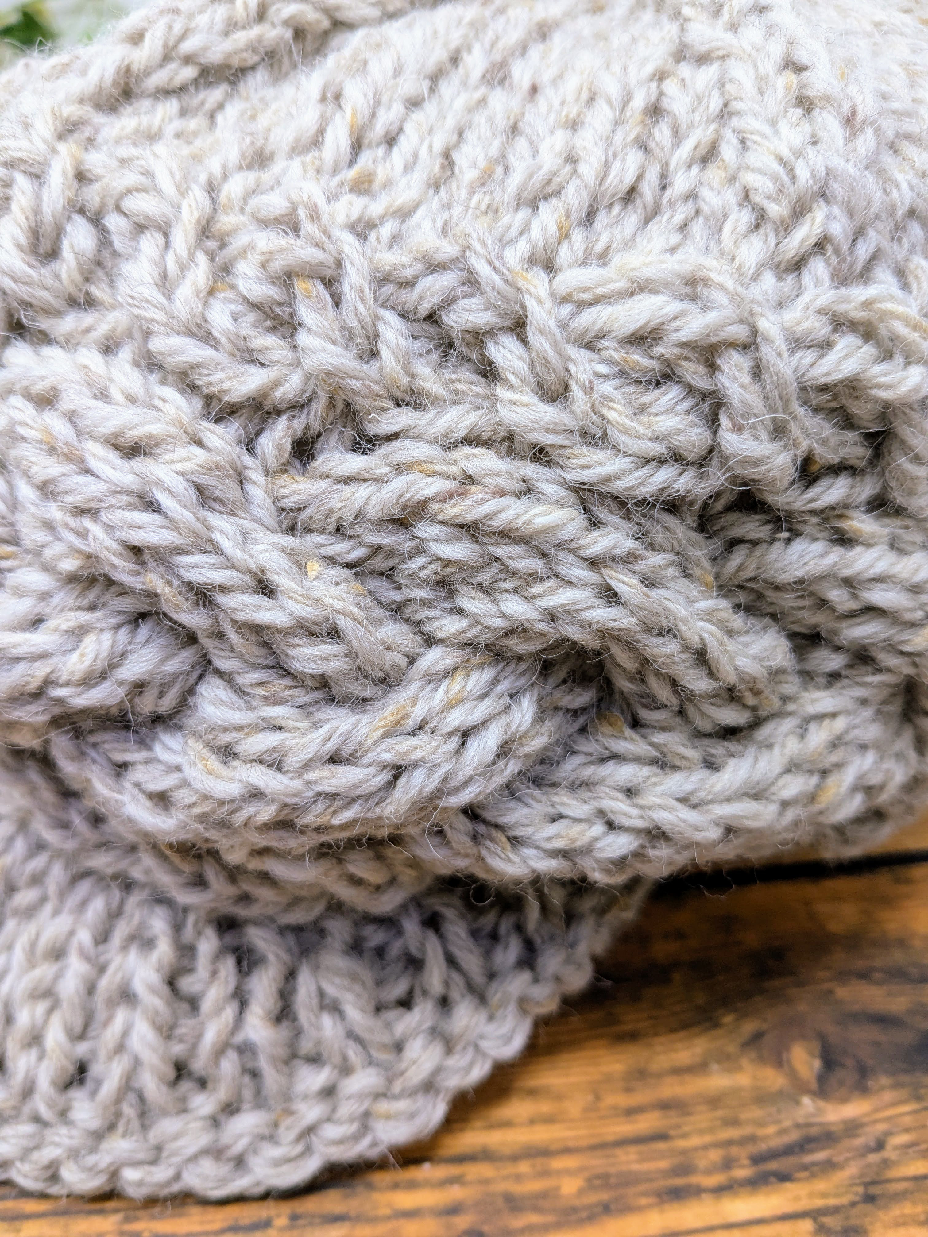 ざっくりケーブル模様のニットキャップ（サンドベージュ）