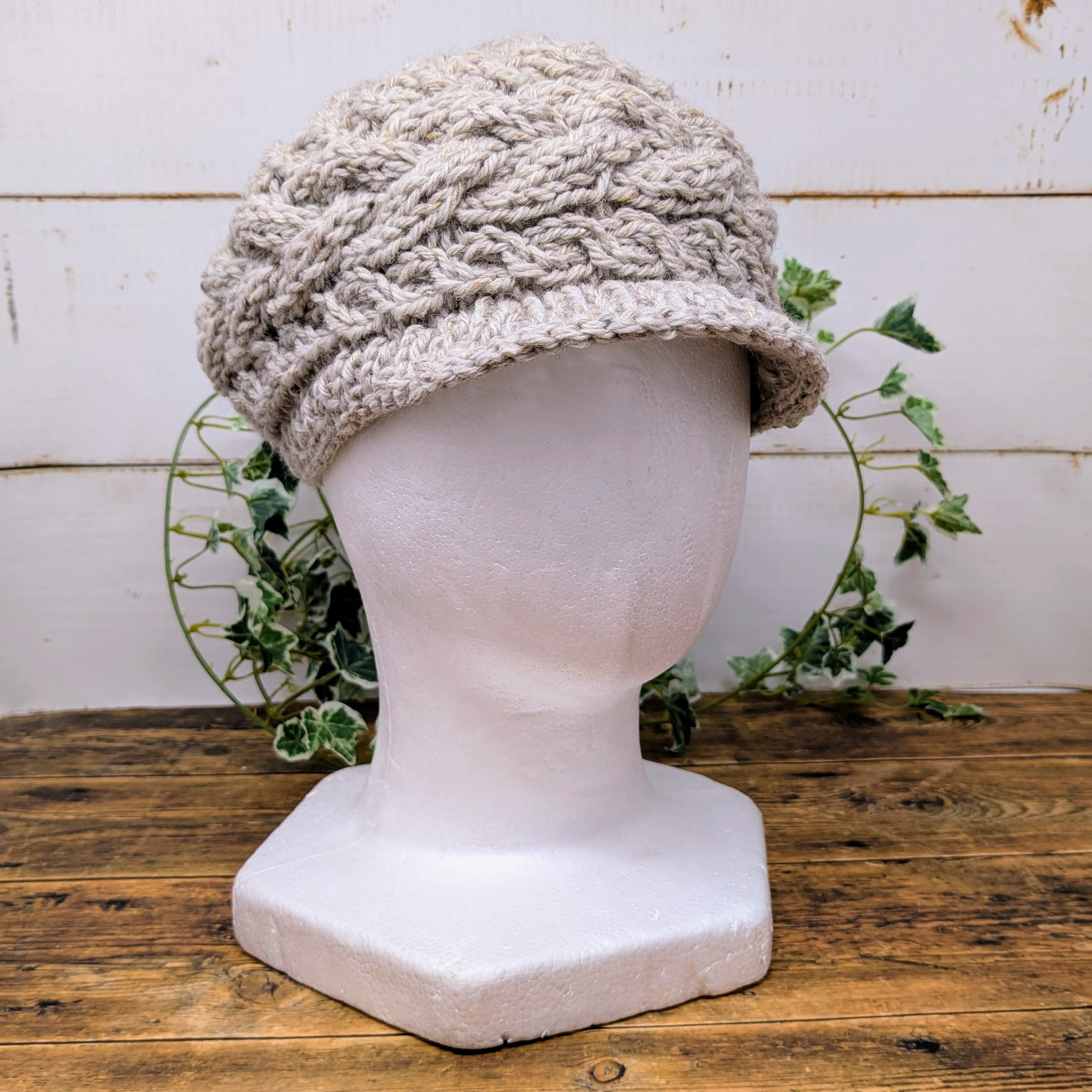 ざっくりケーブル模様のニットキャップ（サンドベージュ）